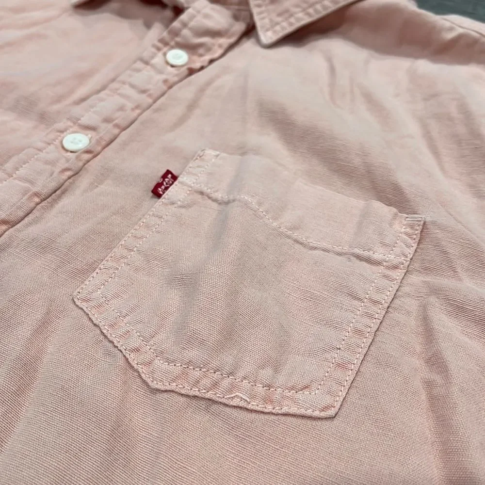 Levi’s standard button up shirt sleeve in light peach - M